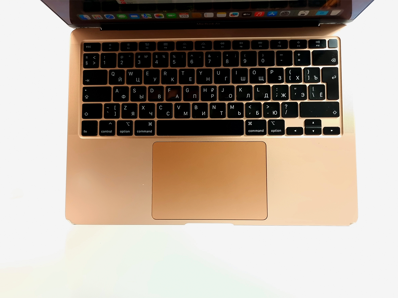 MacBook Air 13", 2020, MWTL2RU/A, Dual Core i3 1,1Ггц/8Гб/256Гб SSD/Touch ID, без коробки / 52 цикла / полосы на дисплее, Золотой - Б/У