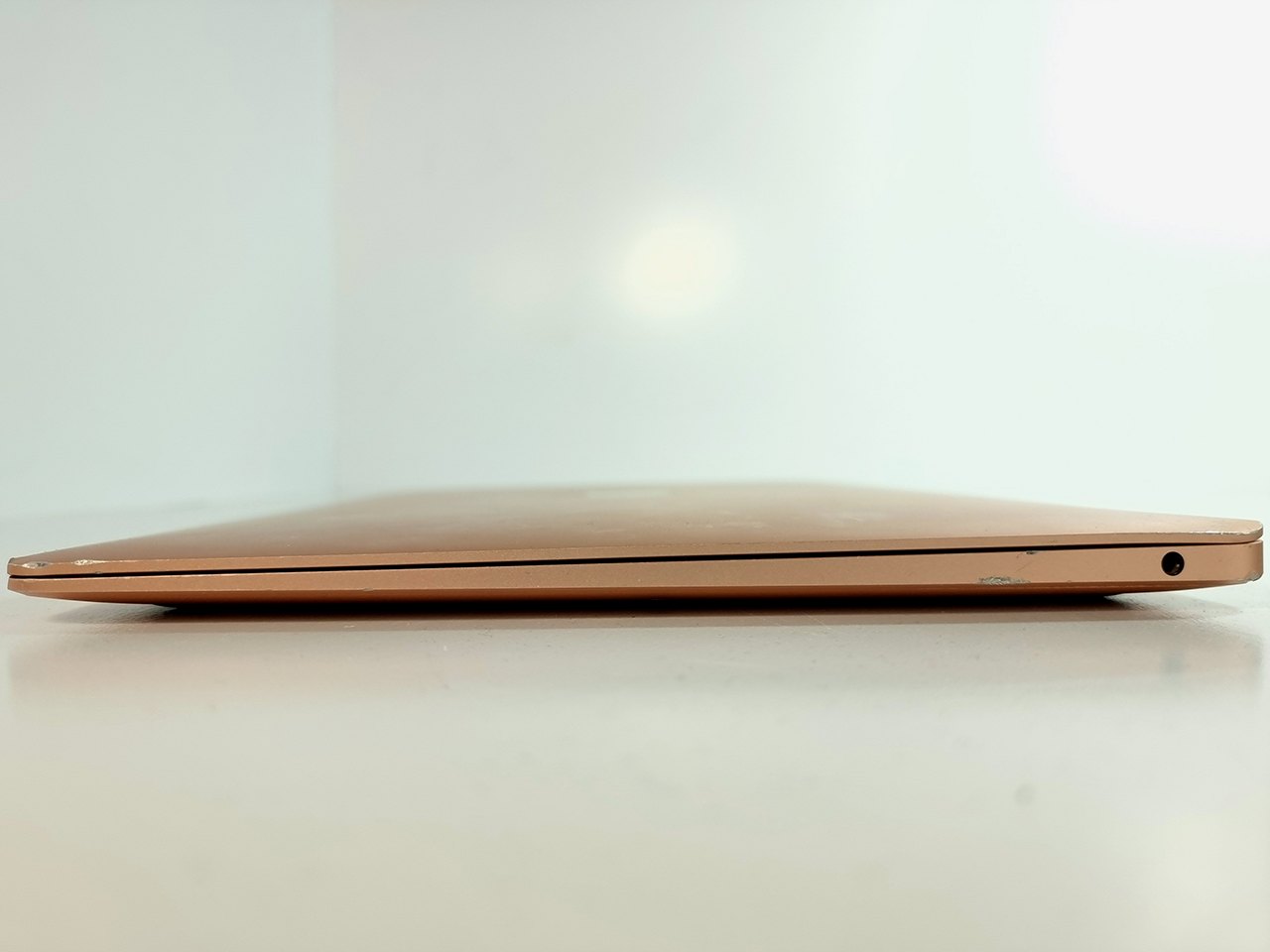 MacBook Air 13", 2020, MWTL2RU/A, Dual Core i3 1,1Ггц/8Гб/256Гб SSD/Touch ID, без коробки / 52 цикла / полосы на дисплее, Золотой - Б/У